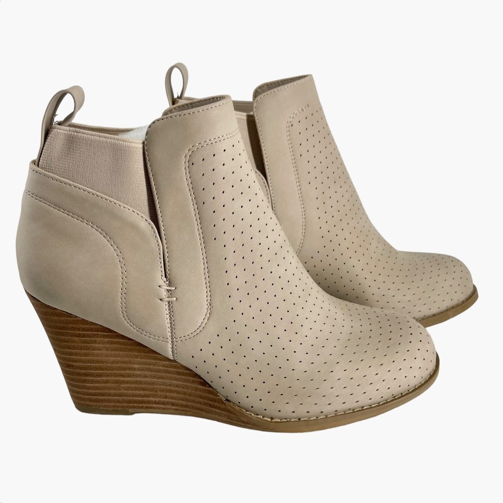 DV by Dolce Vita Gerdy Wedge Beige Cream Ankle Boot Bootie‎